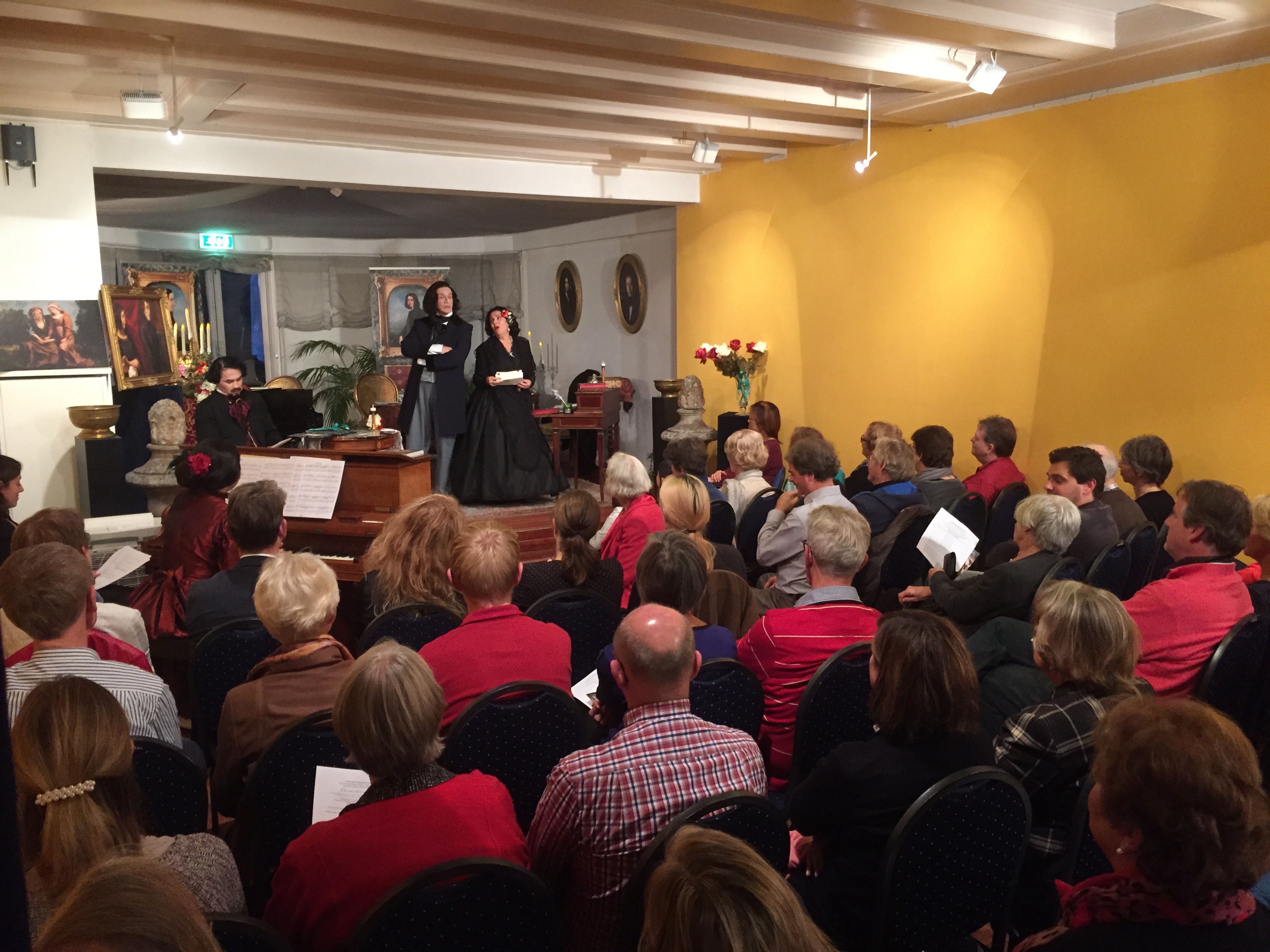 een bomvolle zaal op 25 oktober 2015 in Museum Geelvinck
