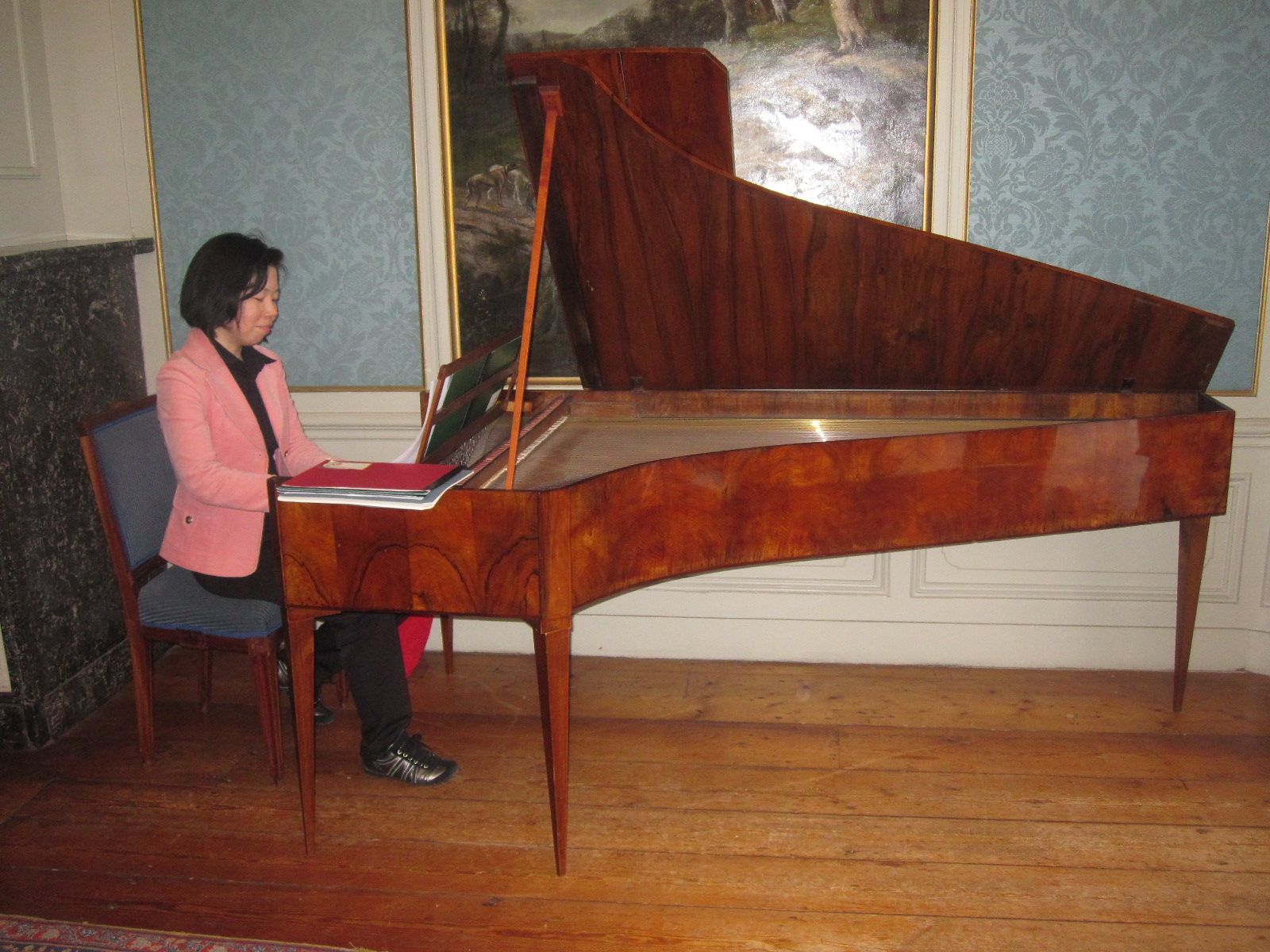 Tae-Young Kim aan de Zahler fortepiano in de Blauwe Kamer van Museum Geelvinck