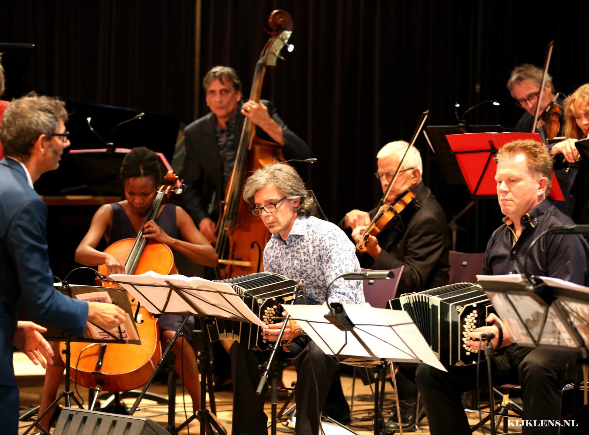 Tango Orkest Amsterdam maakt muziek