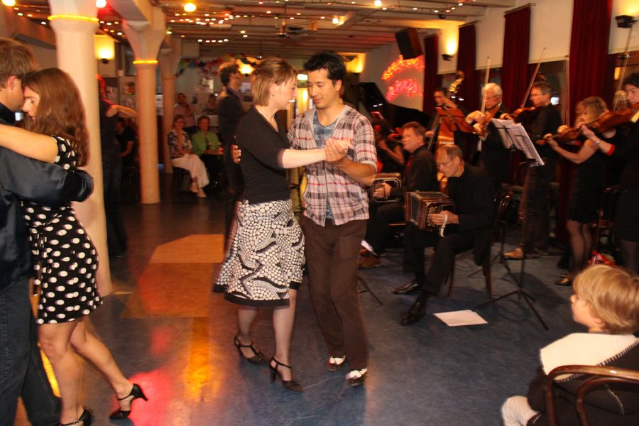 Tango Orkest Amsterdam krijgt je op de dansvloer