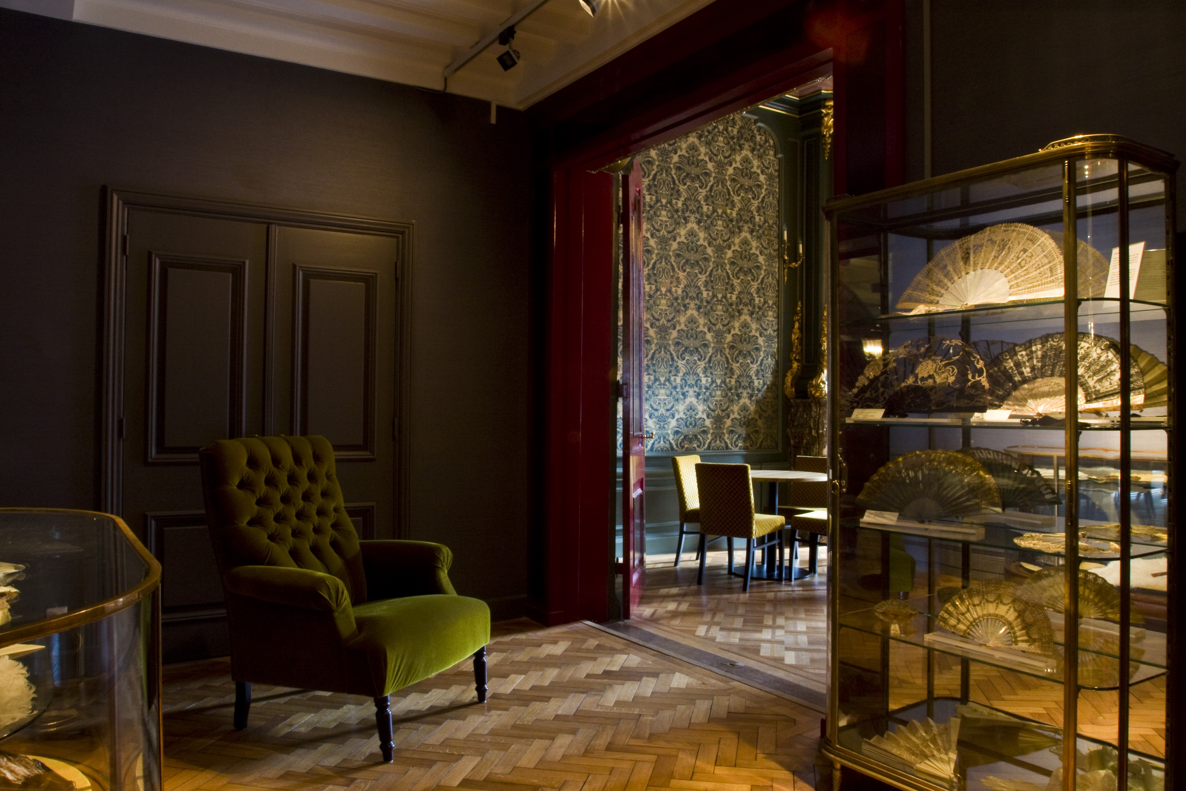 Tassenmuseum: vitrine met historische waaiers