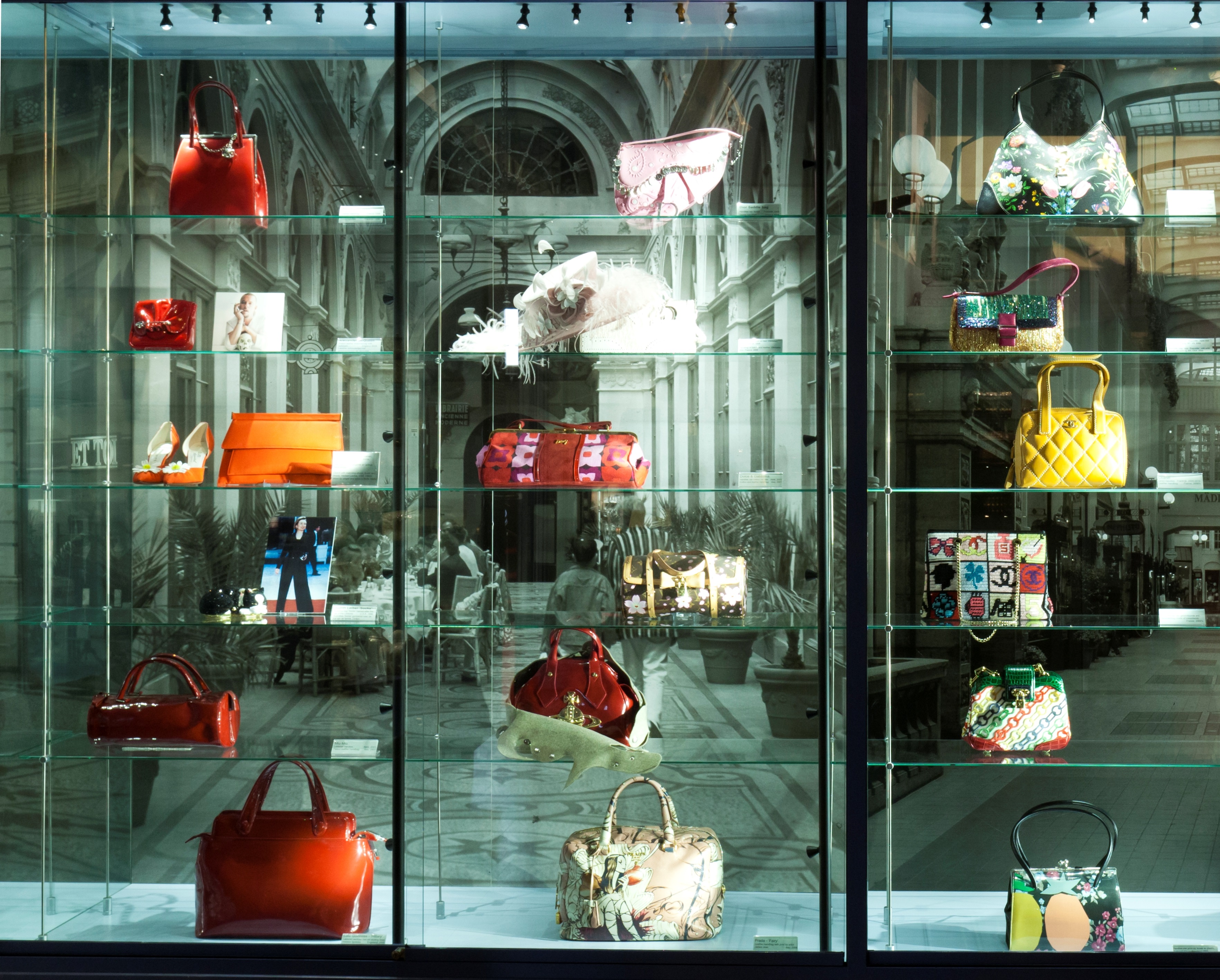 Tassenmuseum: vitrine met vintage tassen