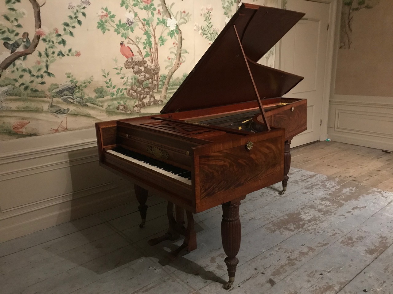 Tischner fortepiano vleugel, St. Petersburg 1828 in de kamer met het 18de eeuwse, Chinese vogeltjesbehang