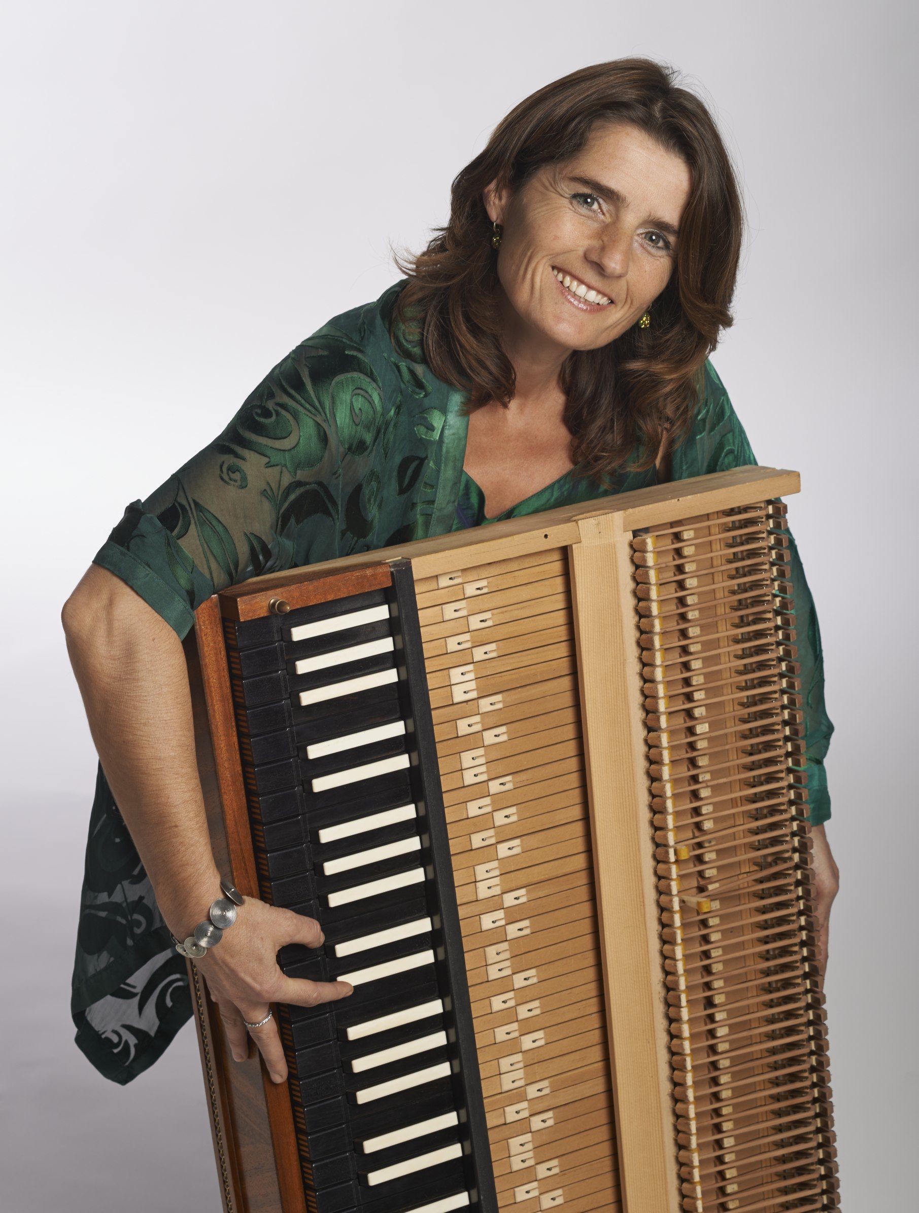 Ursula Dütschler met klavier van een fortepiano