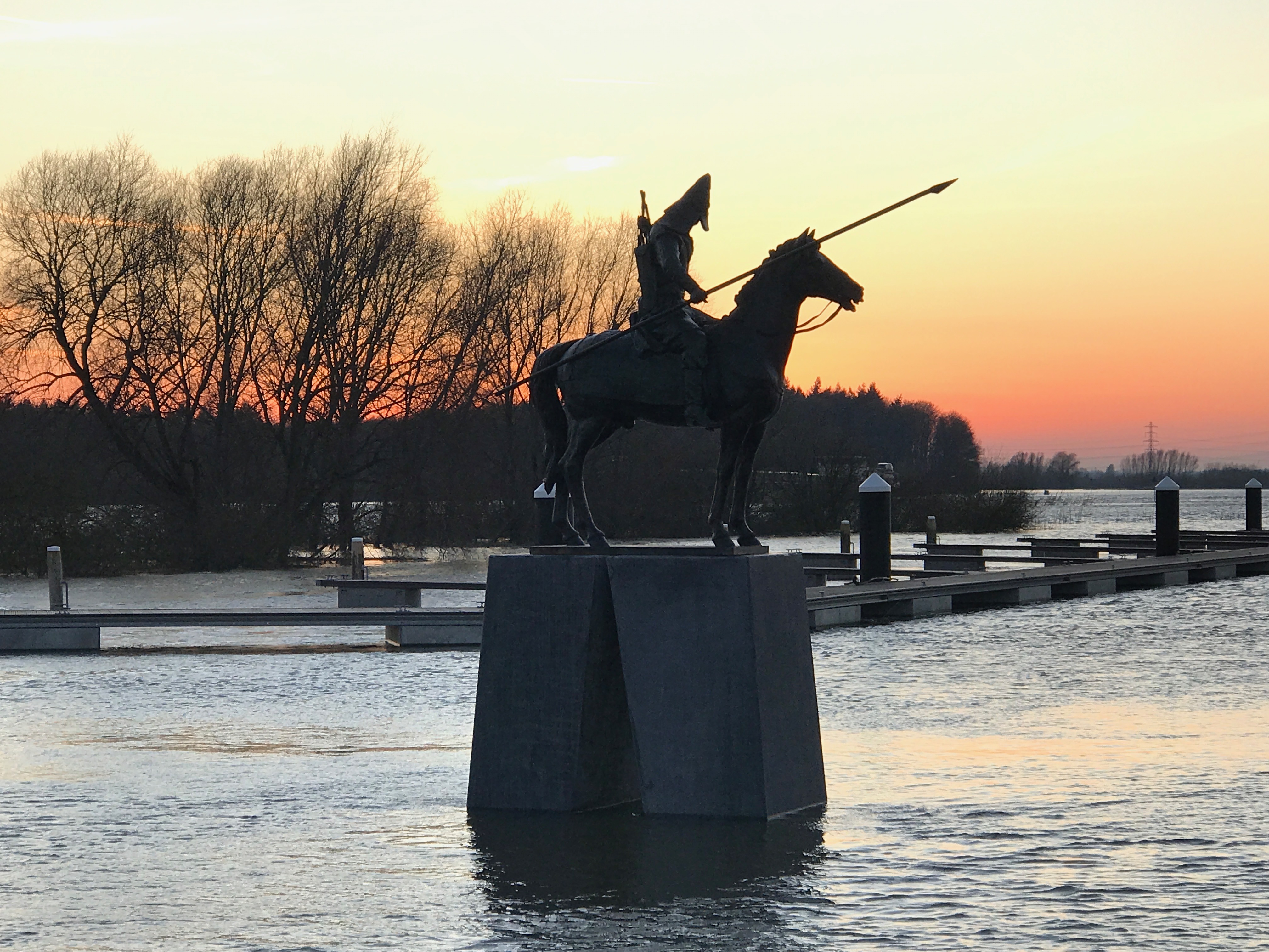 Bashkir horseman overlooking the IJssel River at sunset, foto Andre Szkudelski