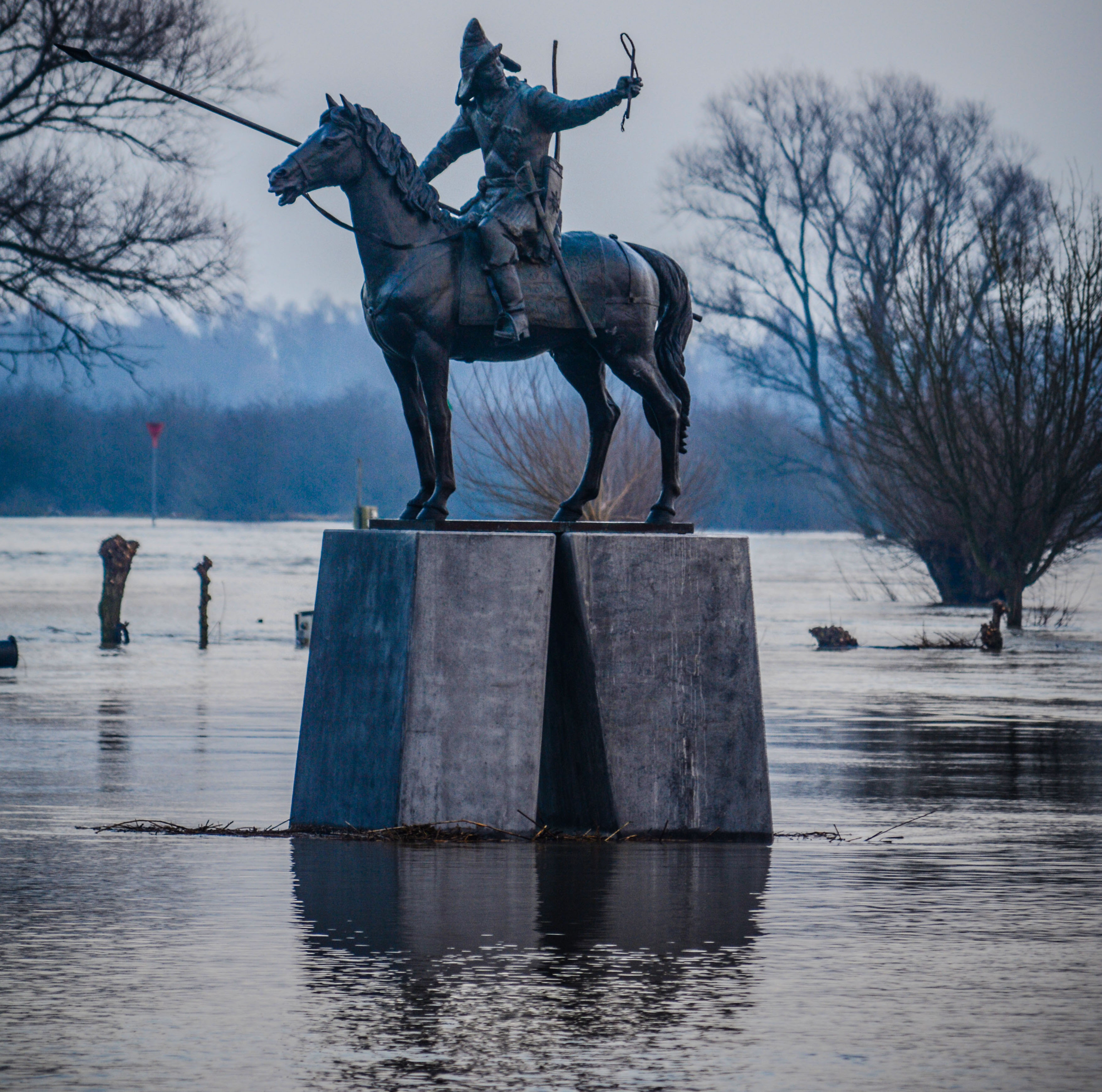 Bashkir statue at the IJssel River with high water, Veessen, January 2018, foto Andre Szkudelski 
