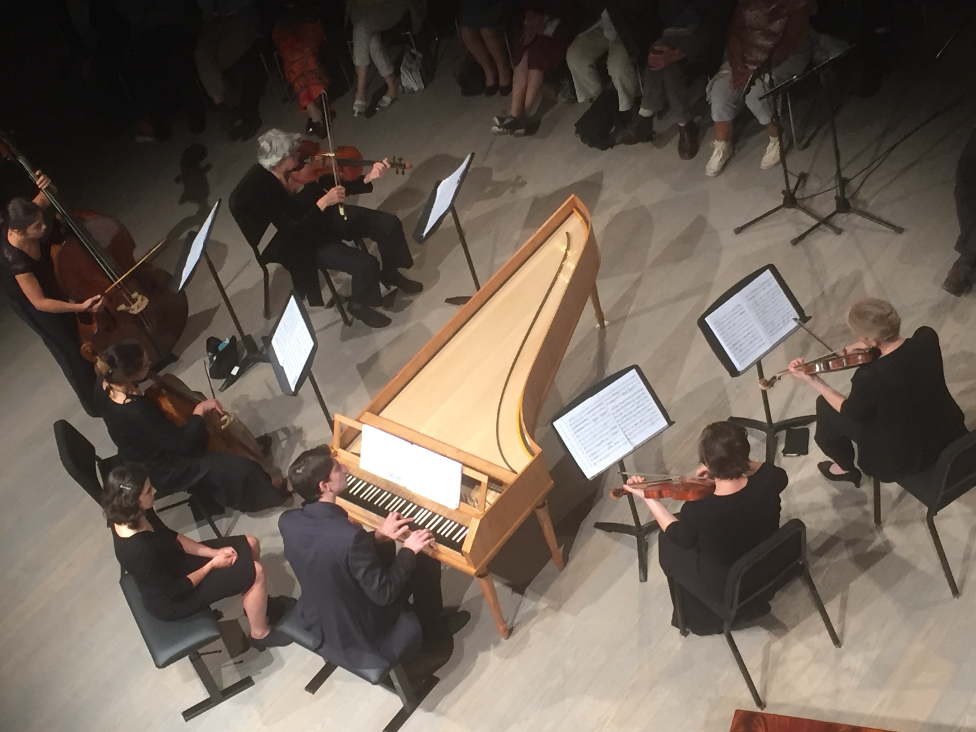 Viacheslav tijdens het MAf 2016 Concours  - op fortepiano met strijkensemble
