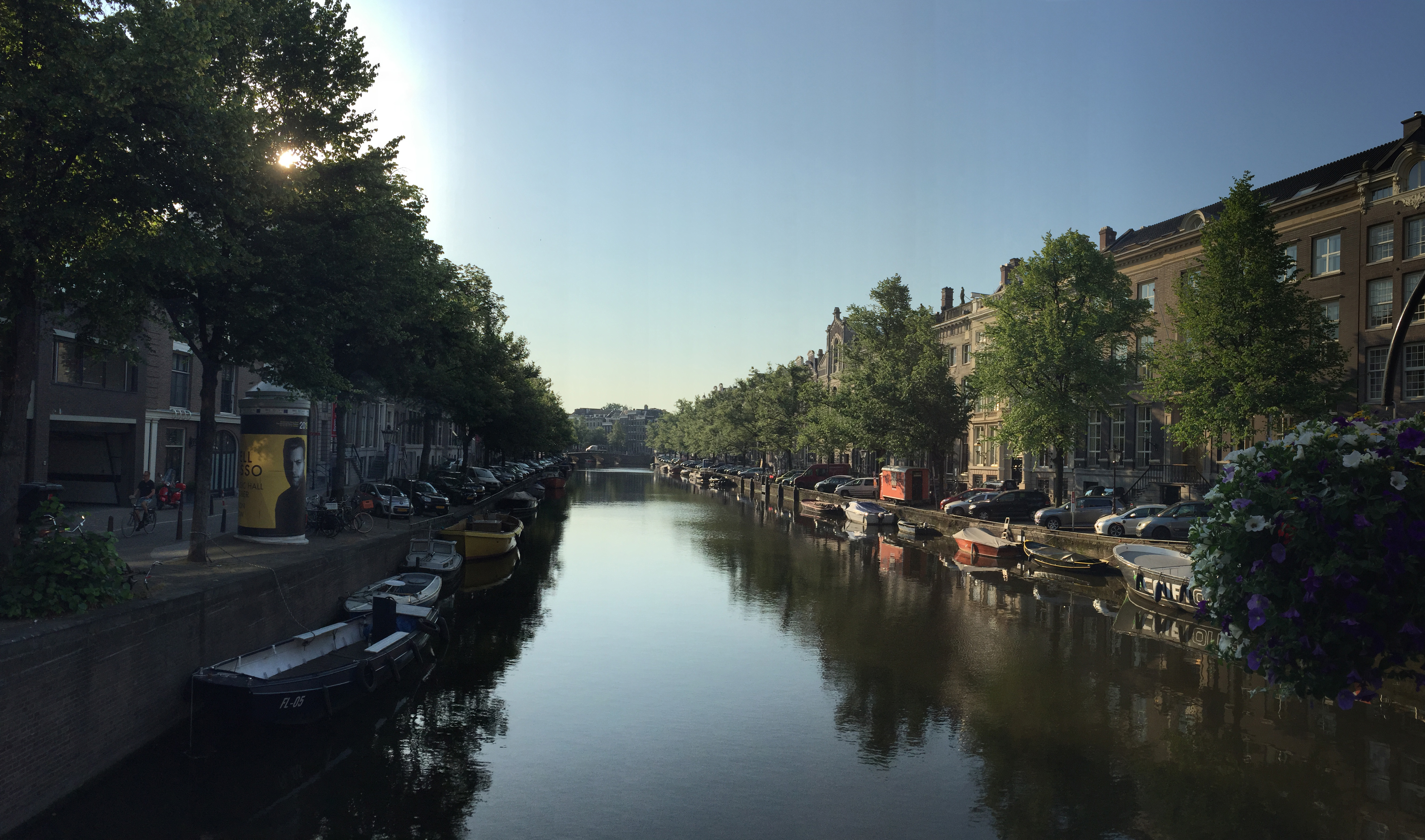 Op een mooie zondagochtend langs een Amsterdamse gracht, foto Roland Spek, 2015