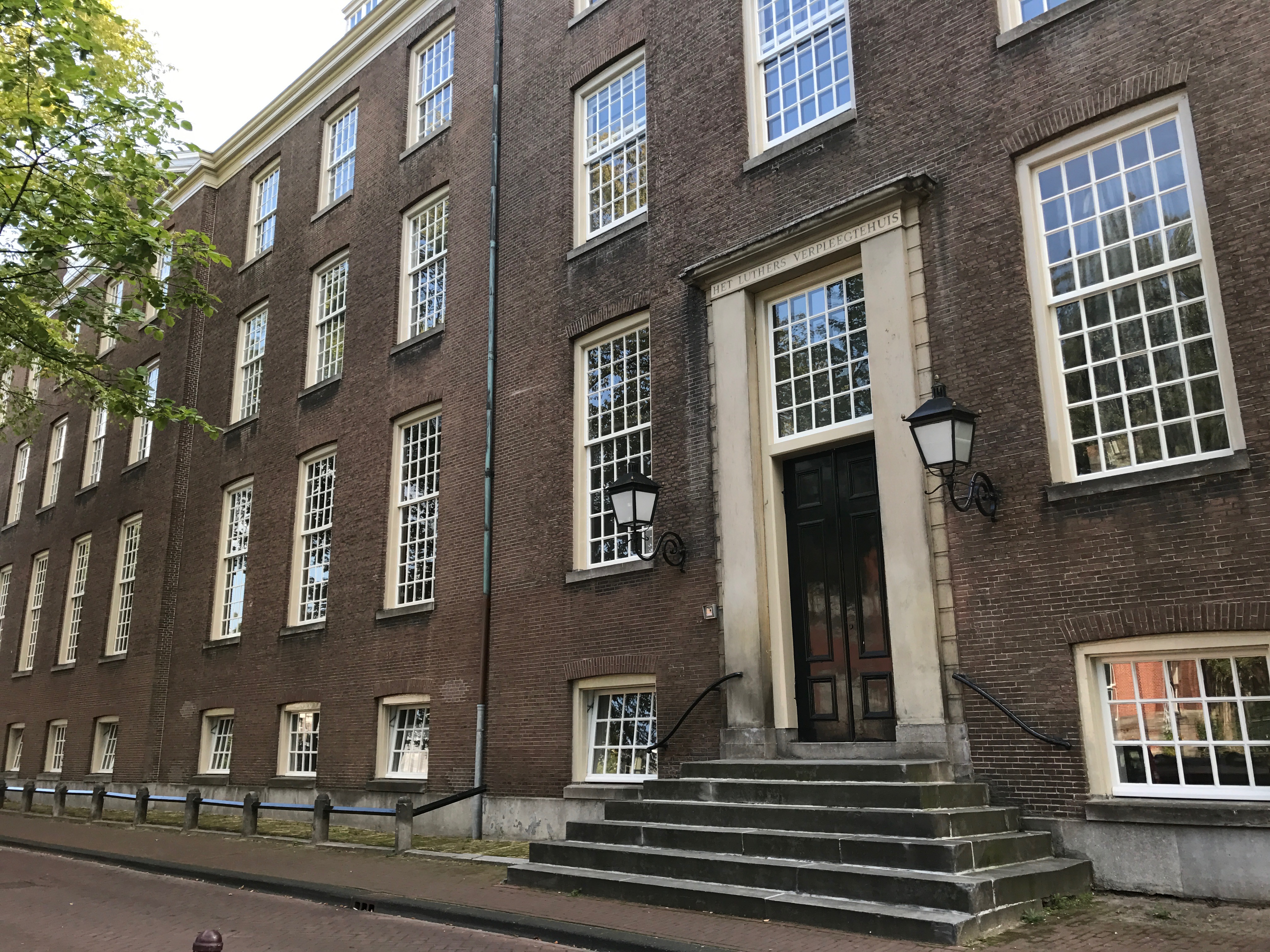 Ingang kerkzaal van het Luther Museum, Nieuwe Keizersgracht 570