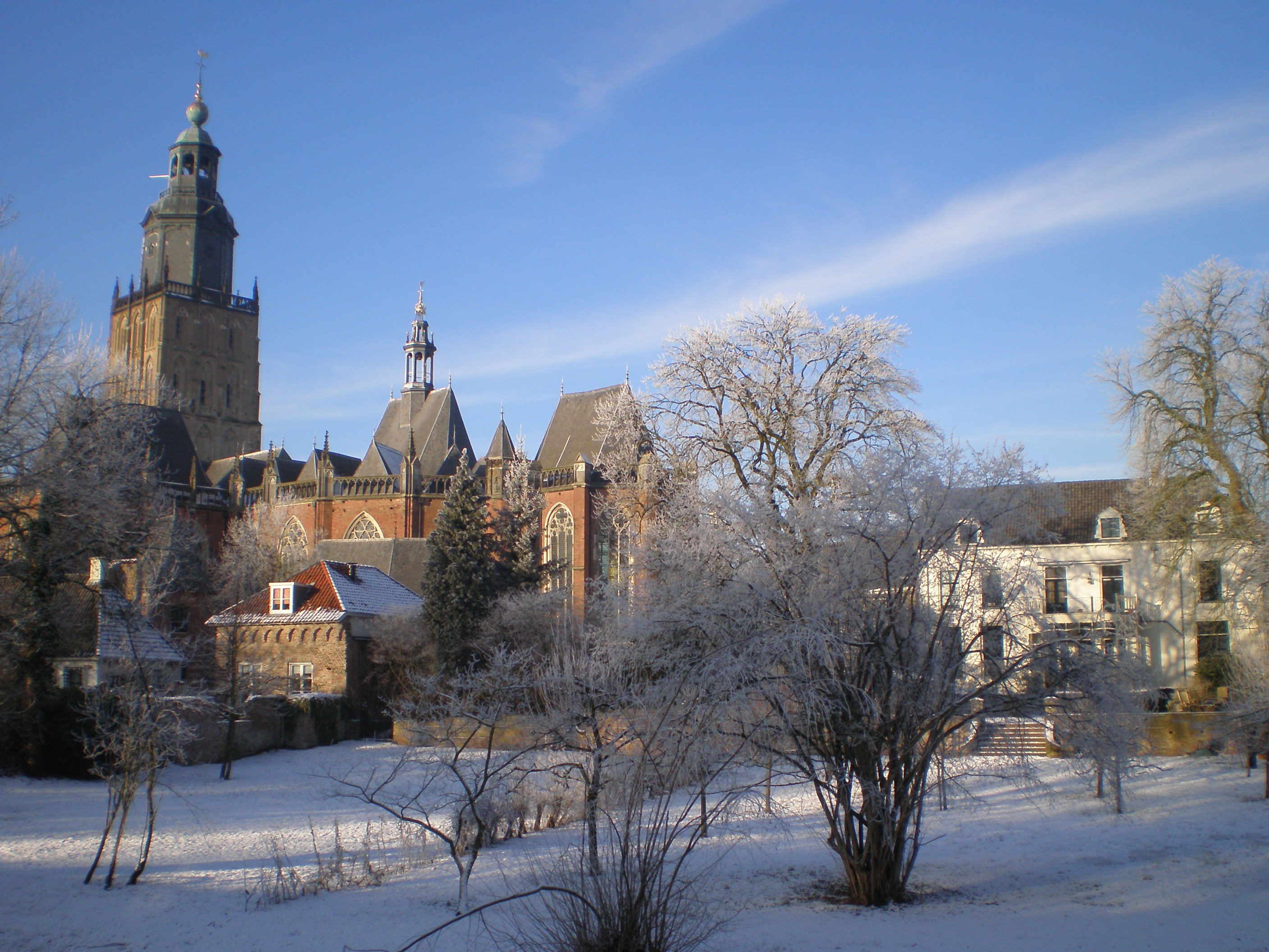 Walburgiskerk en stadsmuur in winterse sferen, foto Peter Buikstra