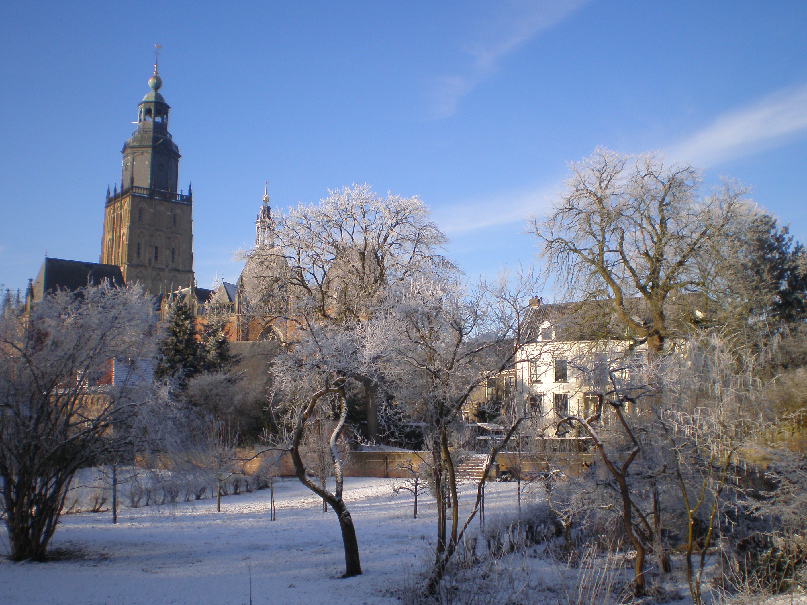 winter in Zutphen en Walpurgistoren, foto Peter Buikstra
