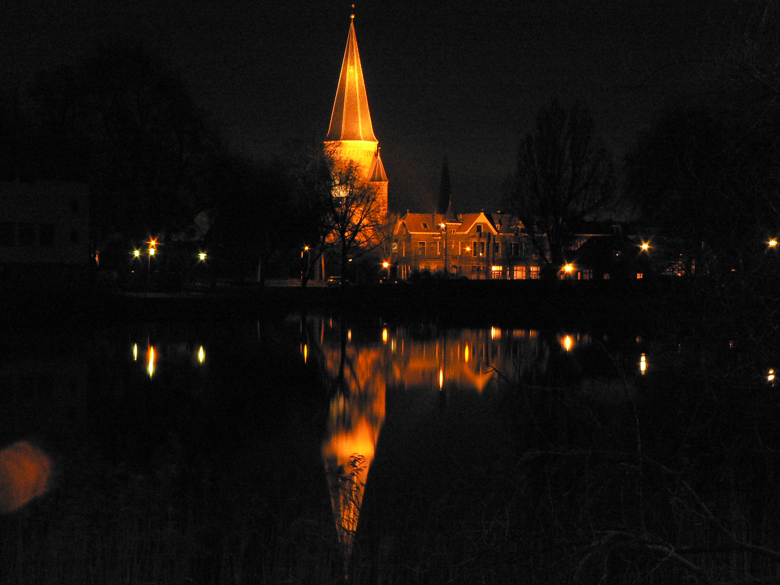 Zutphen met Stadspoorttoren bij avond, foto Peter Buikstra