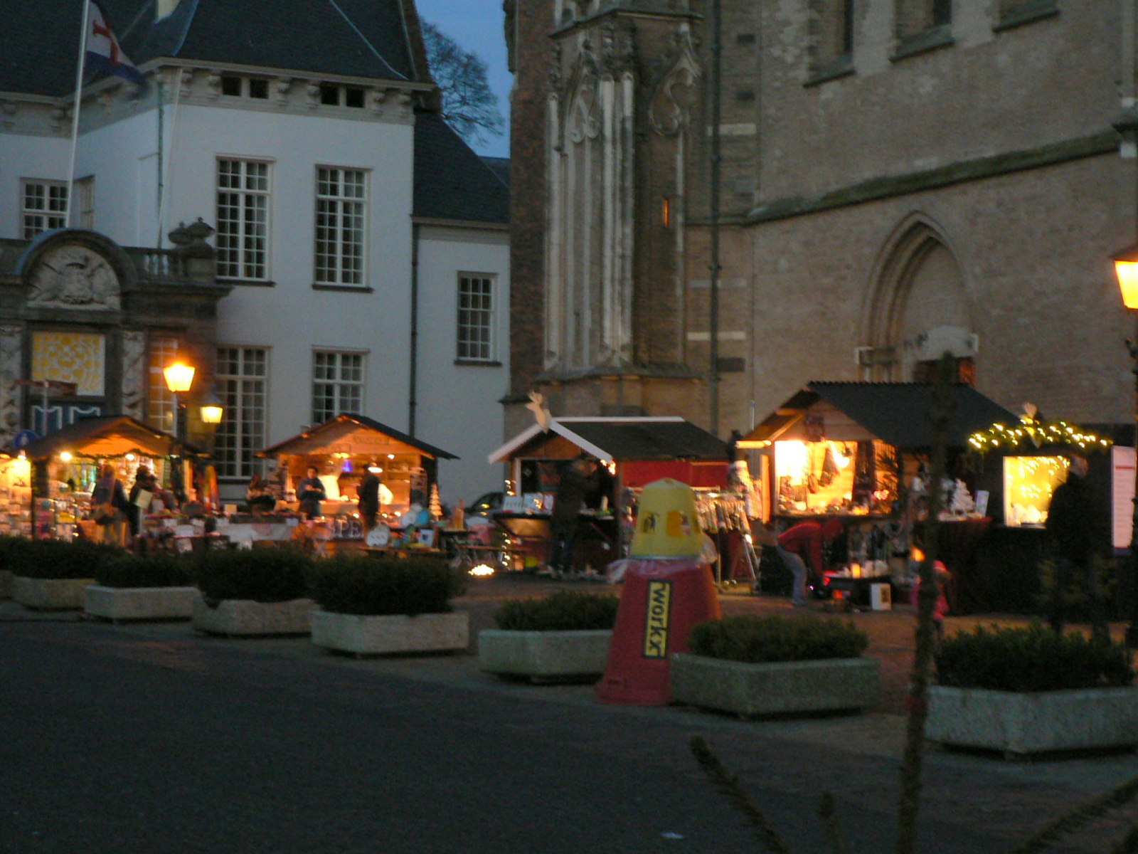 Kerststalletjes aan de voet van de Walpurgiskerk, foto Peter Buikstra