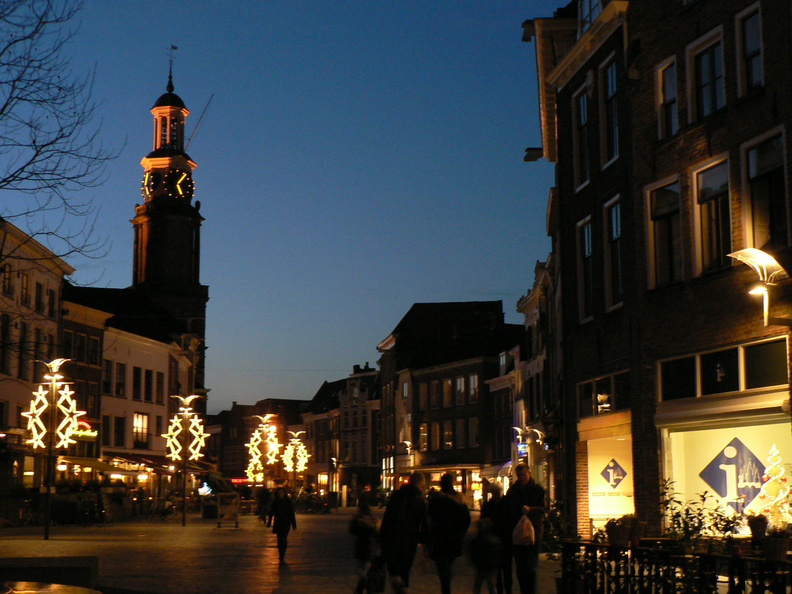 De Groenmarkt met Wijnhuistoren in kerstverlichting, foto Peter Buikstra