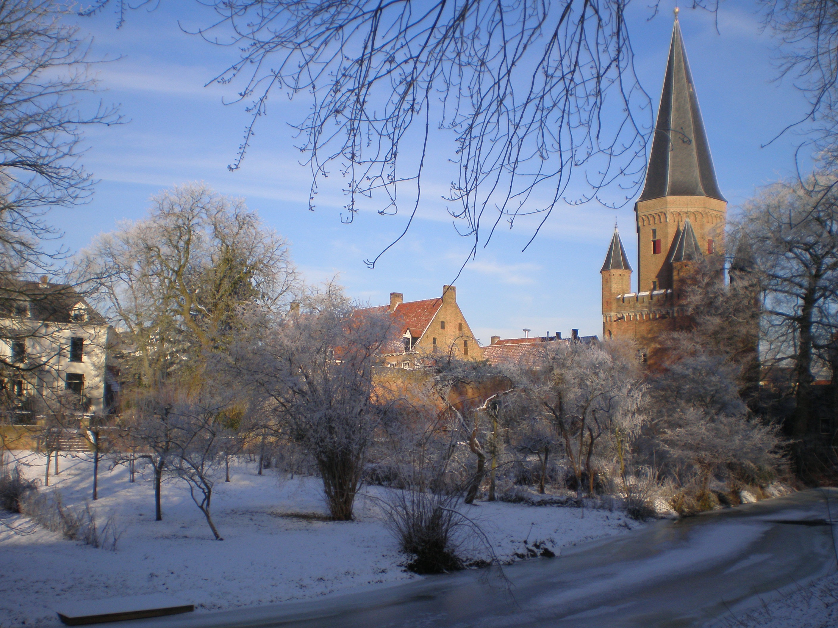 winter in Zutphen met Stadspoorttoren, foto Peter Buikstra