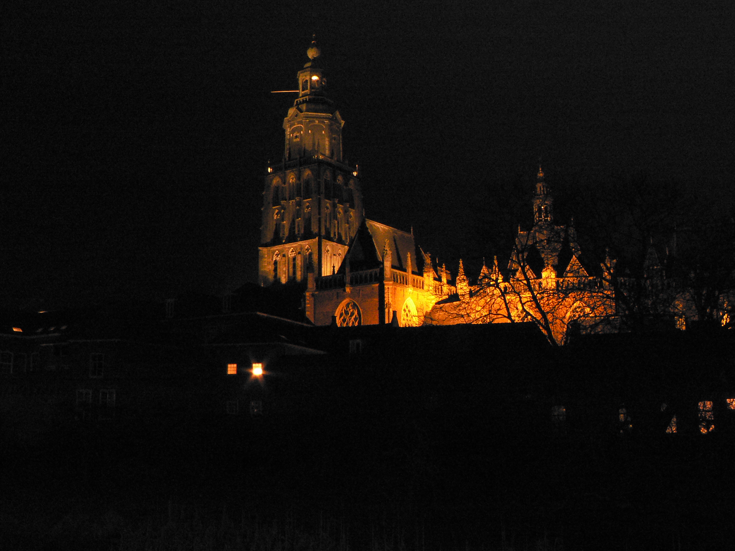 De Walpurgiskerk bij nacht. foto Peter Buikstra