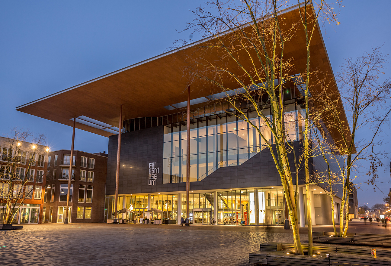 Fries Museum bij avond, foto Ruben van Vliet