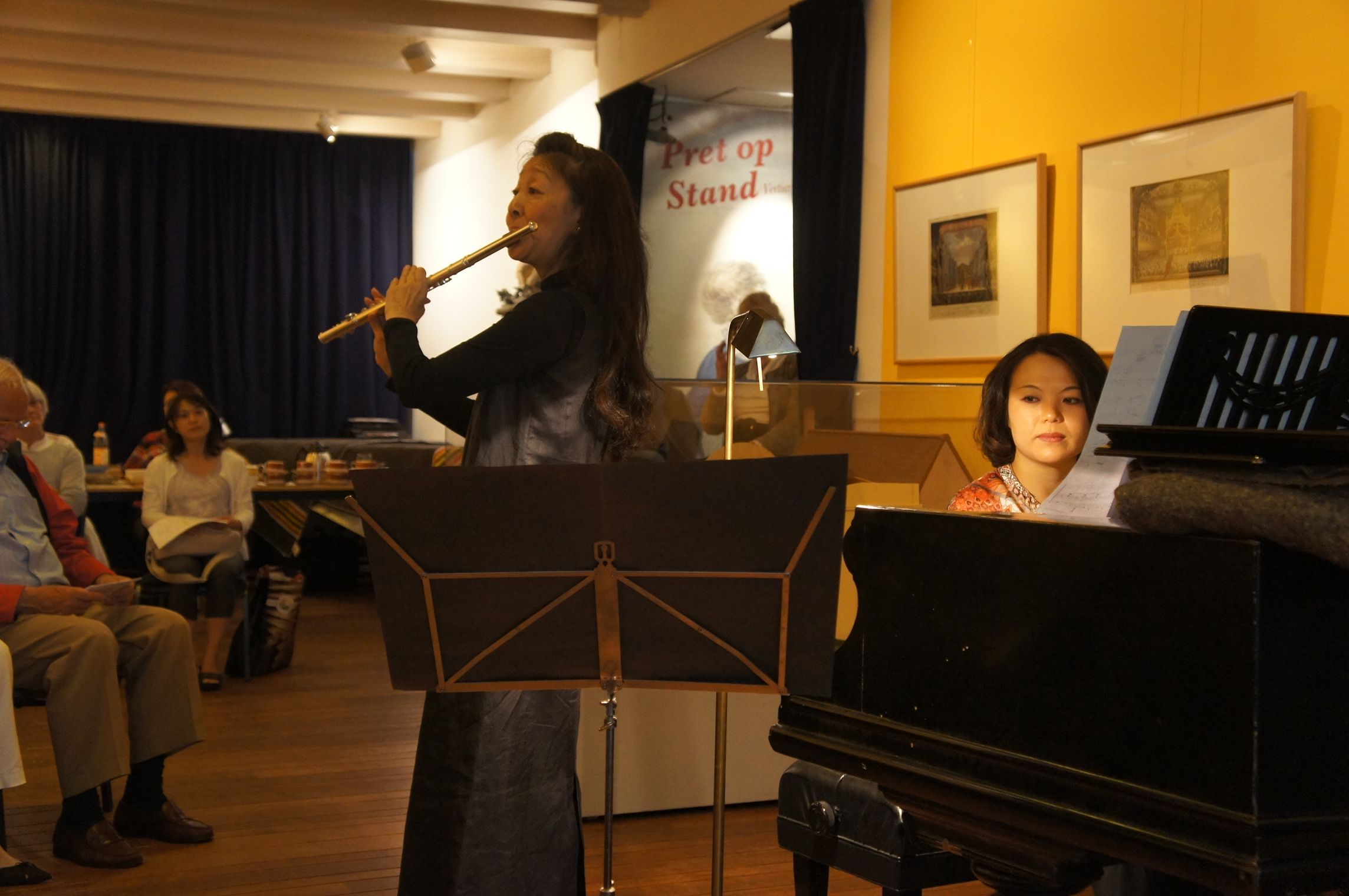 Naomi en Machiko Takahachi in het Geelvinck Hinlopen Huis