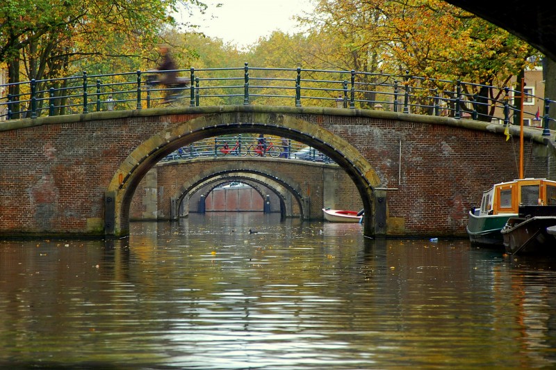 Gezicht op 6 bruggen, vanaf de Herengracht, foto Roland Spek